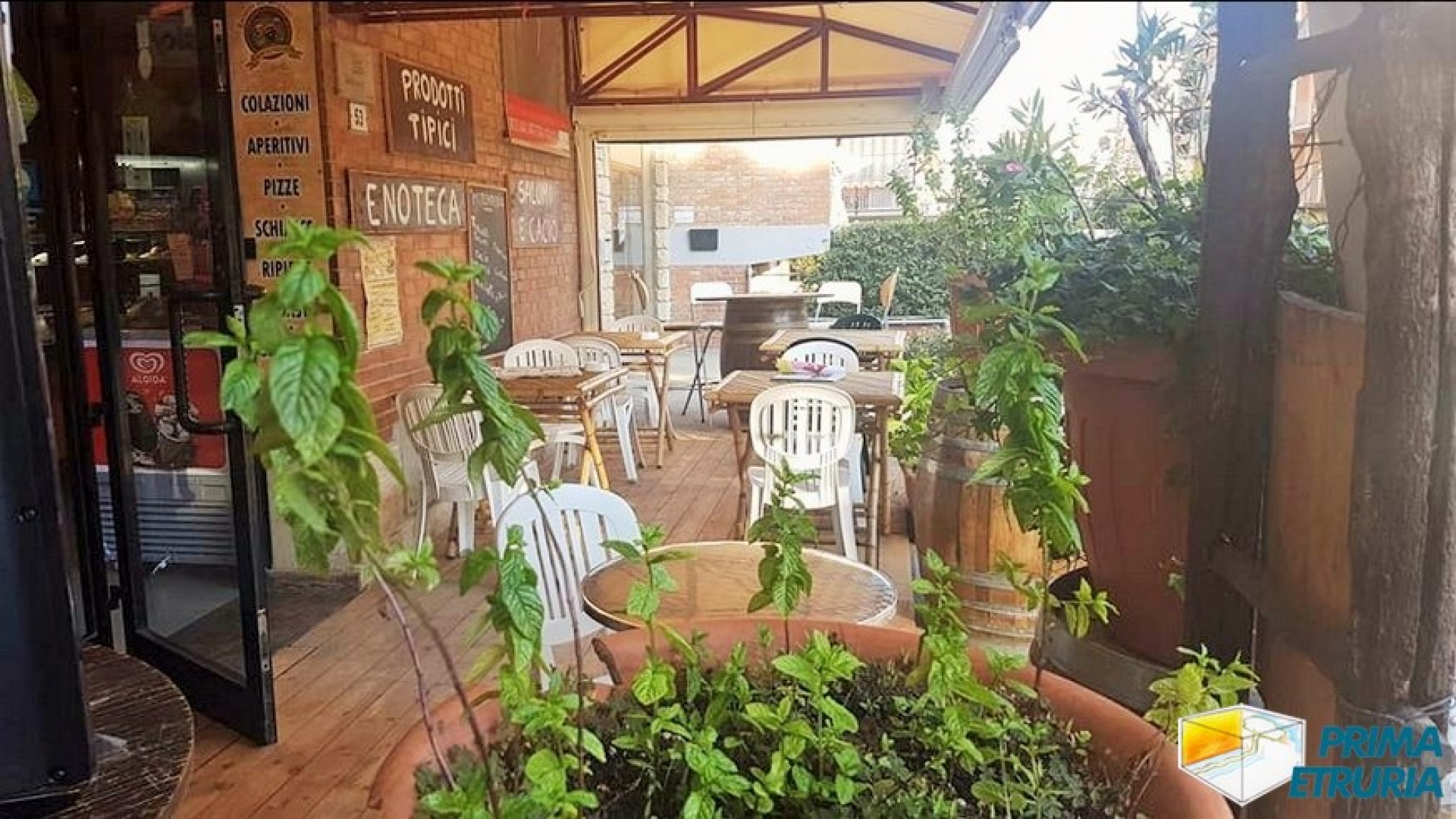 - MARINA DI GROSSETO - VENDESI ATTIVITà DI BAR 