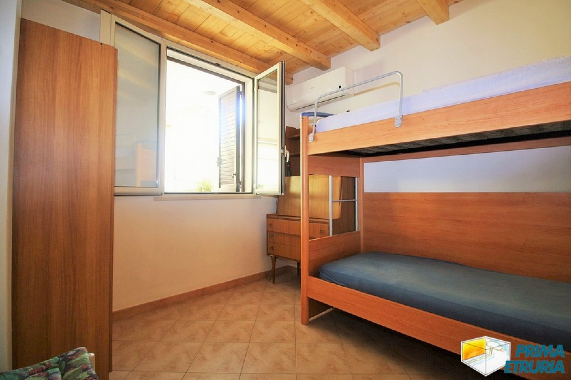 TRILOCALE CON INGRESSO INDIPENDENTE A DUE PASSI DAL MARE - ZONA TOMBOLO -