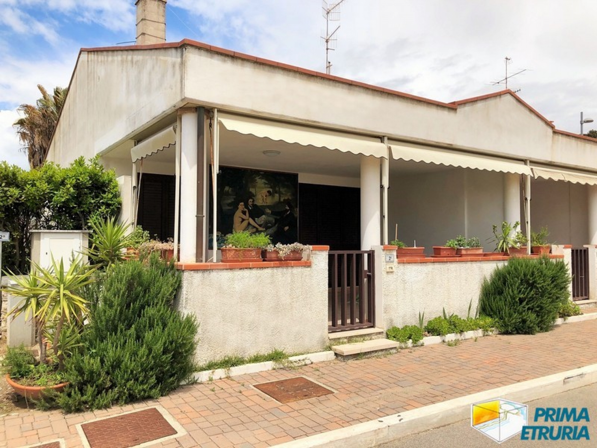 TRILOCALE CON INGRESSO INDIPENDENTE A DUE PASSI DAL MARE - ZONA TOMBOLO -