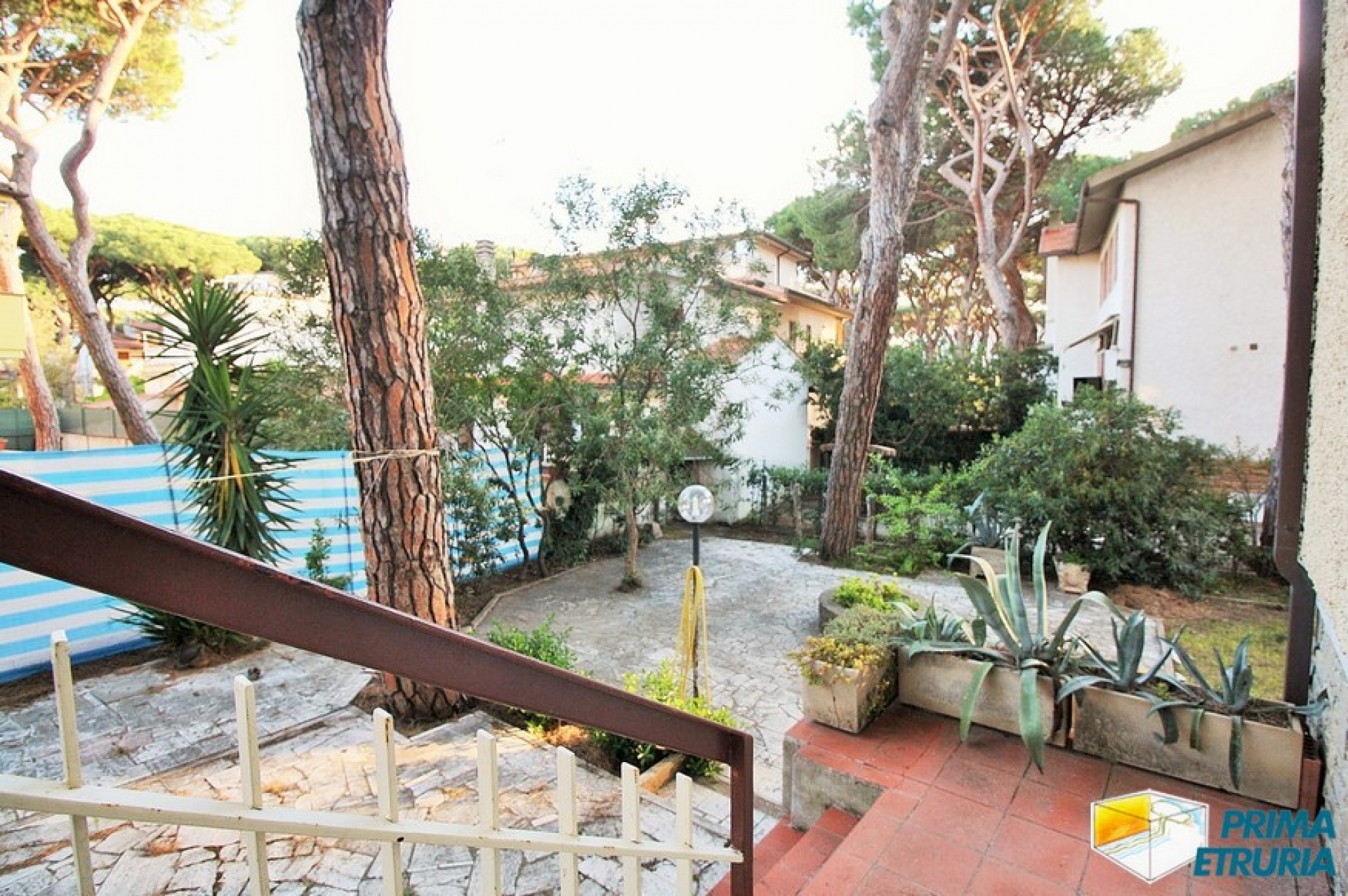 VENDESI VILLA IN BIFAMILIARE CON GIARDINO -ZONA ROSMARINA-