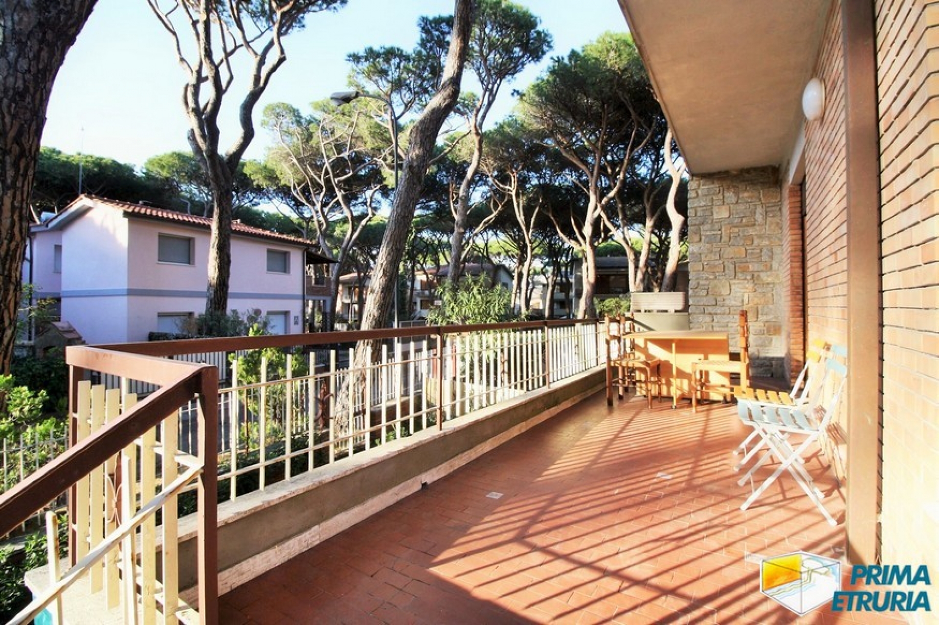 VENDESI VILLA IN BIFAMILIARE CON GIARDINO -ZONA ROSMARINA-