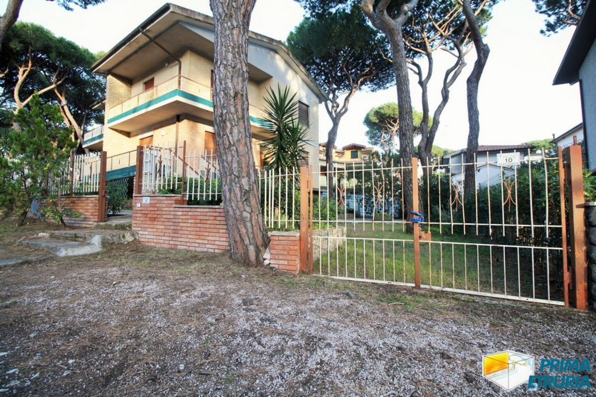 VENDESI VILLA IN BIFAMILIARE CON GIARDINO -ZONA ROSMARINA-