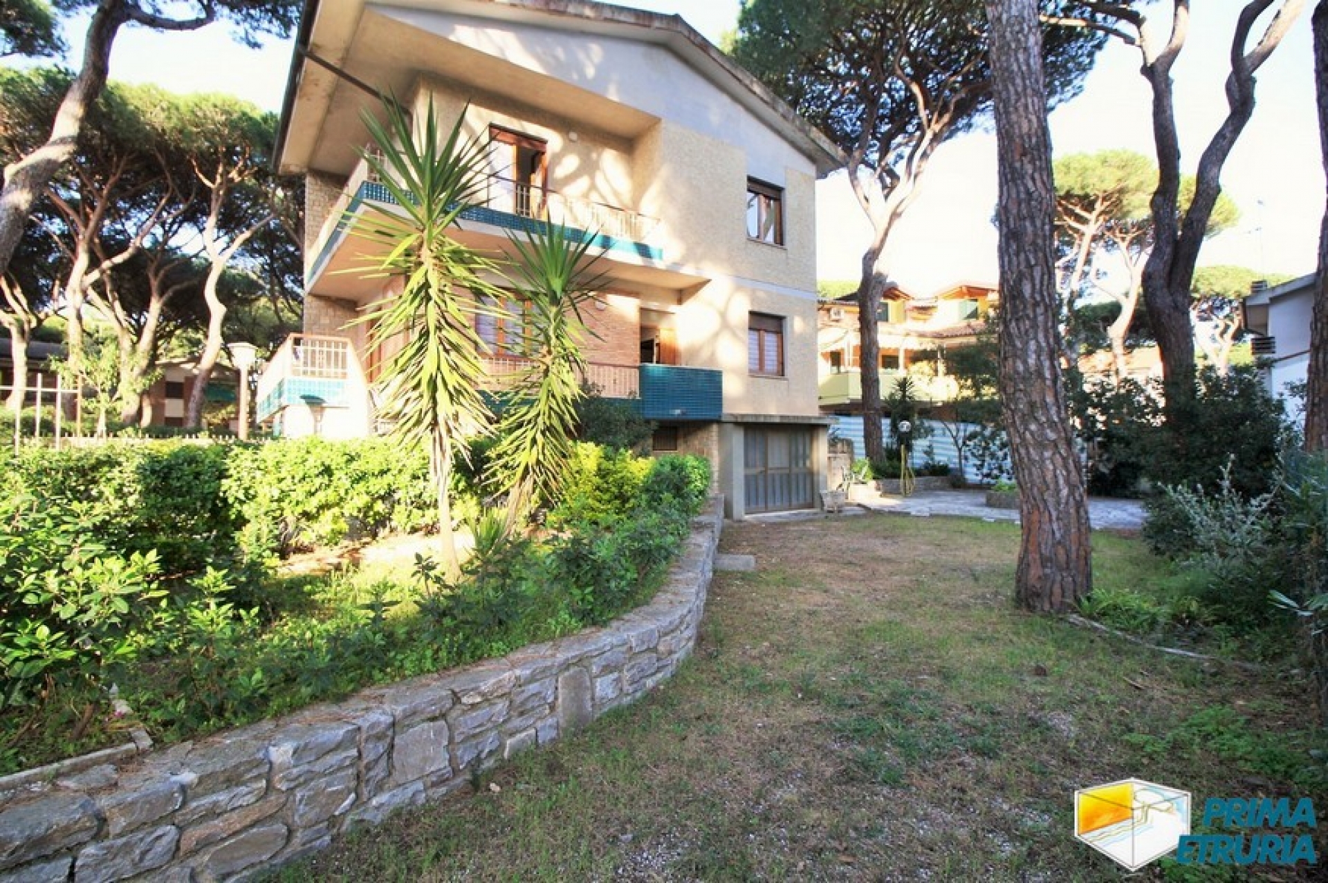 VENDESI VILLA IN BIFAMILIARE CON GIARDINO -ZONA ROSMARINA-