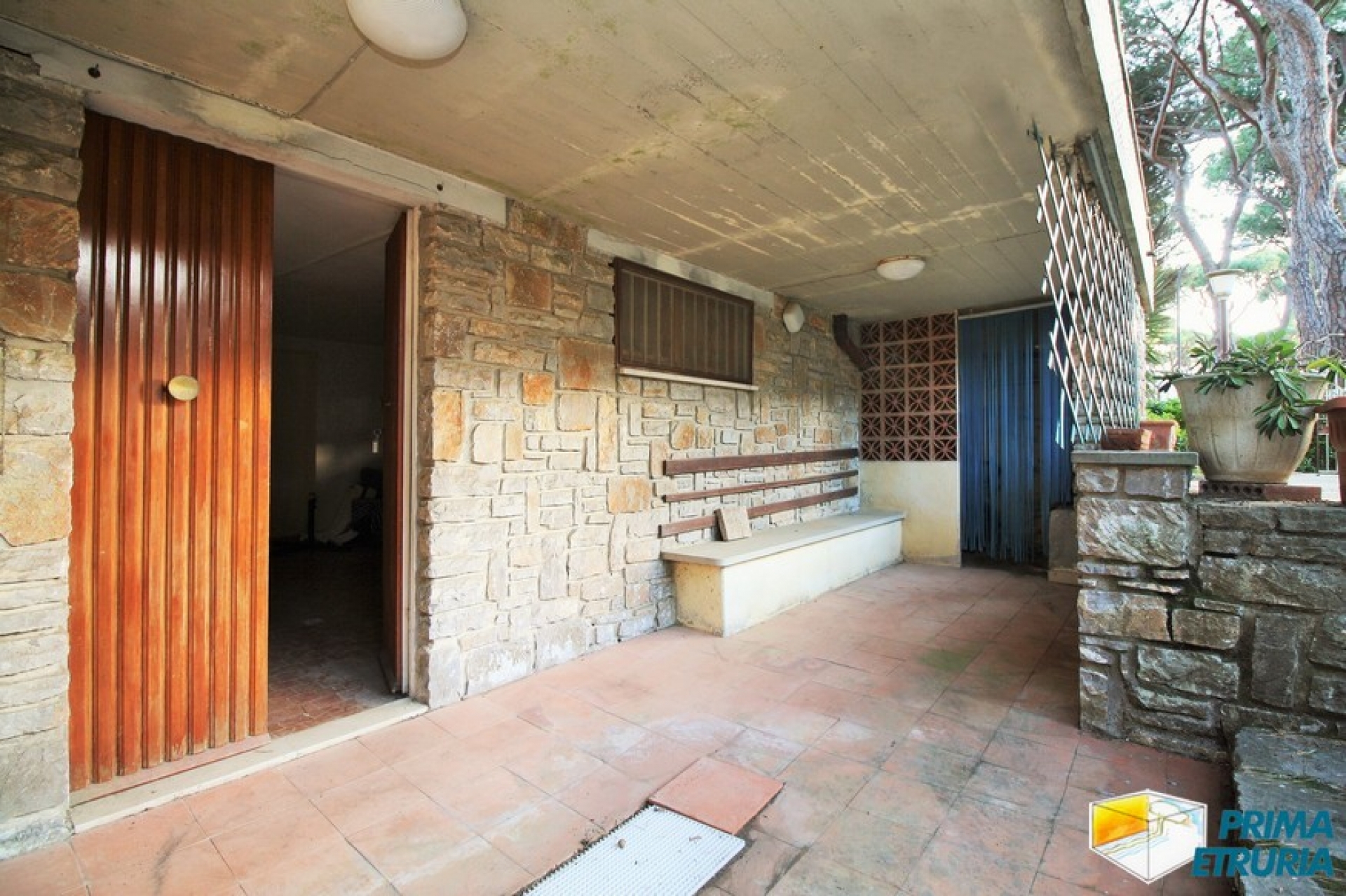 VENDESI VILLA IN BIFAMILIARE CON GIARDINO -ZONA ROSMARINA-