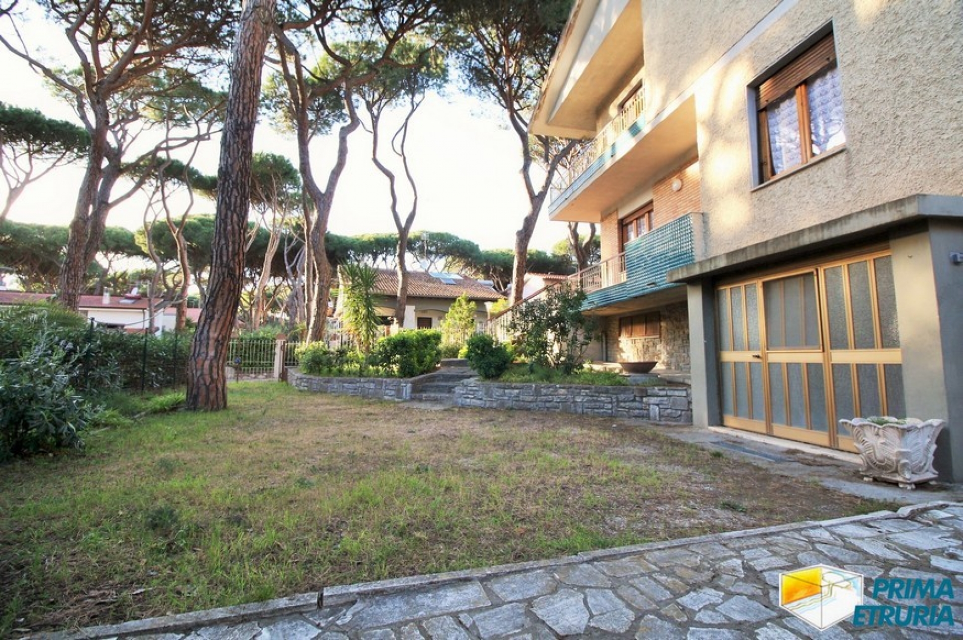 VENDESI VILLA IN BIFAMILIARE CON GIARDINO -ZONA ROSMARINA-