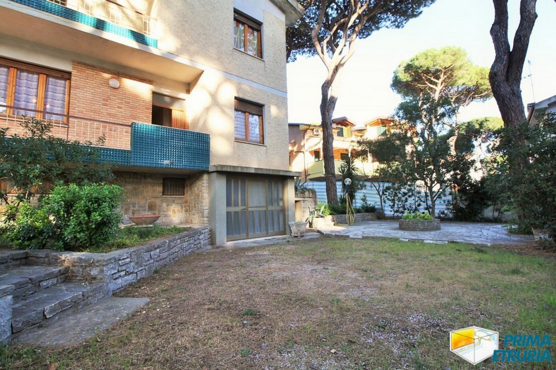 VENDESI VILLA IN BIFAMILIARE CON GIARDINO -ZONA ROSMARINA-
