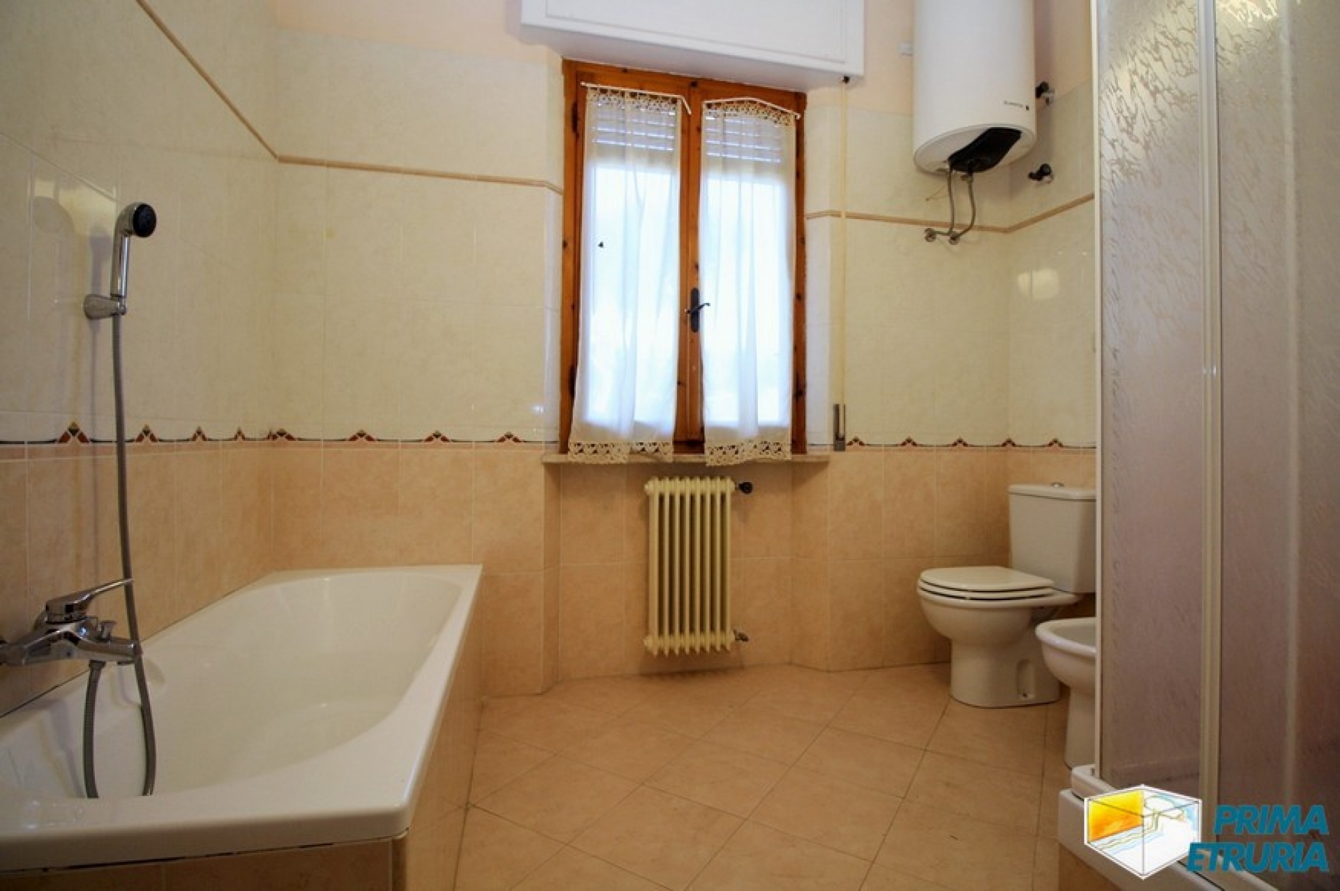 VENDESI VILLA IN BIFAMILIARE CON GIARDINO -ZONA ROSMARINA-