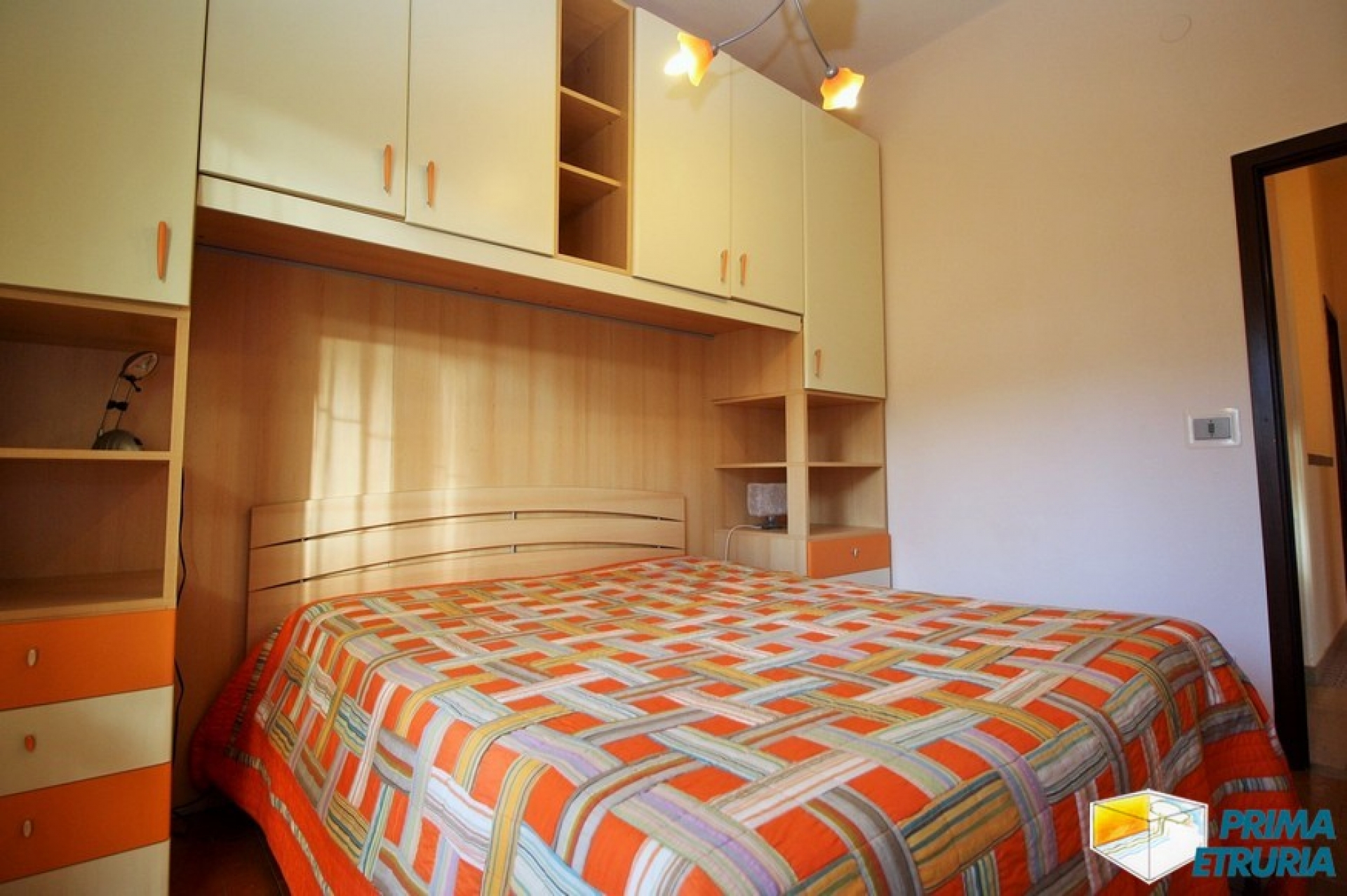 VENDESI VILLA IN BIFAMILIARE CON GIARDINO -ZONA ROSMARINA-