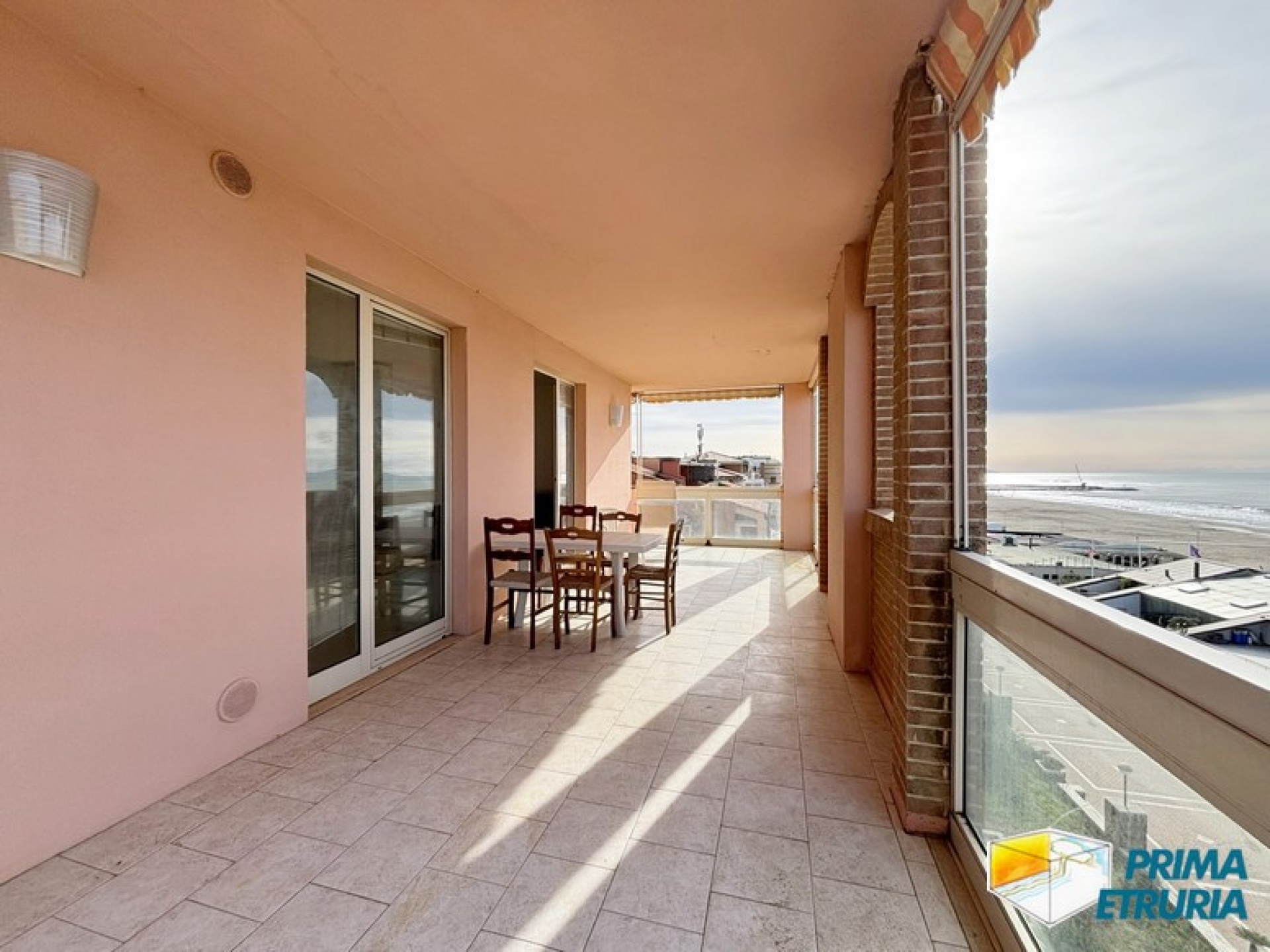 BILOCALE CON FANTASTICA TERRAZZA FRONTE MARE - ZONA CENTRO -