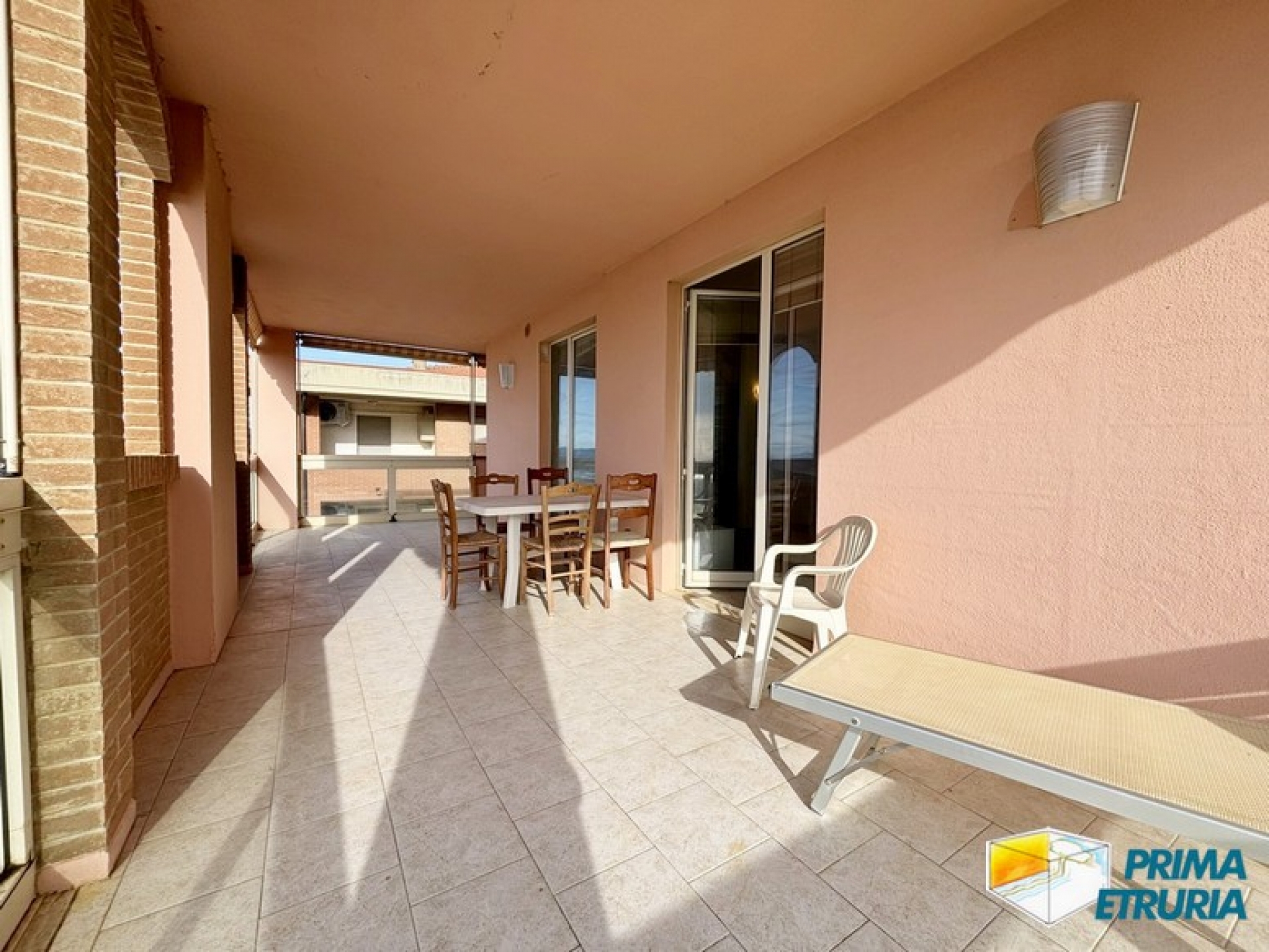 BILOCALE CON FANTASTICA TERRAZZA FRONTE MARE - ZONA CENTRO -