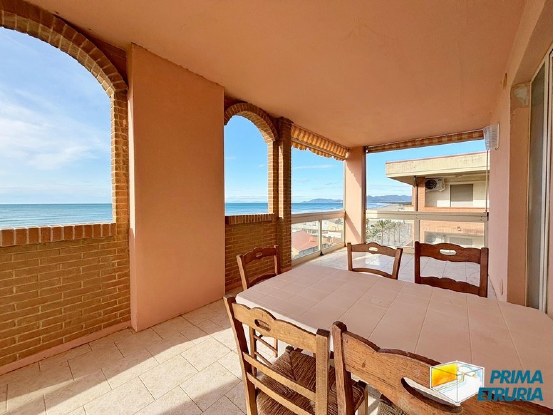 BILOCALE CON FANTASTICA TERRAZZA FRONTE MARE - ZONA CENTRO -