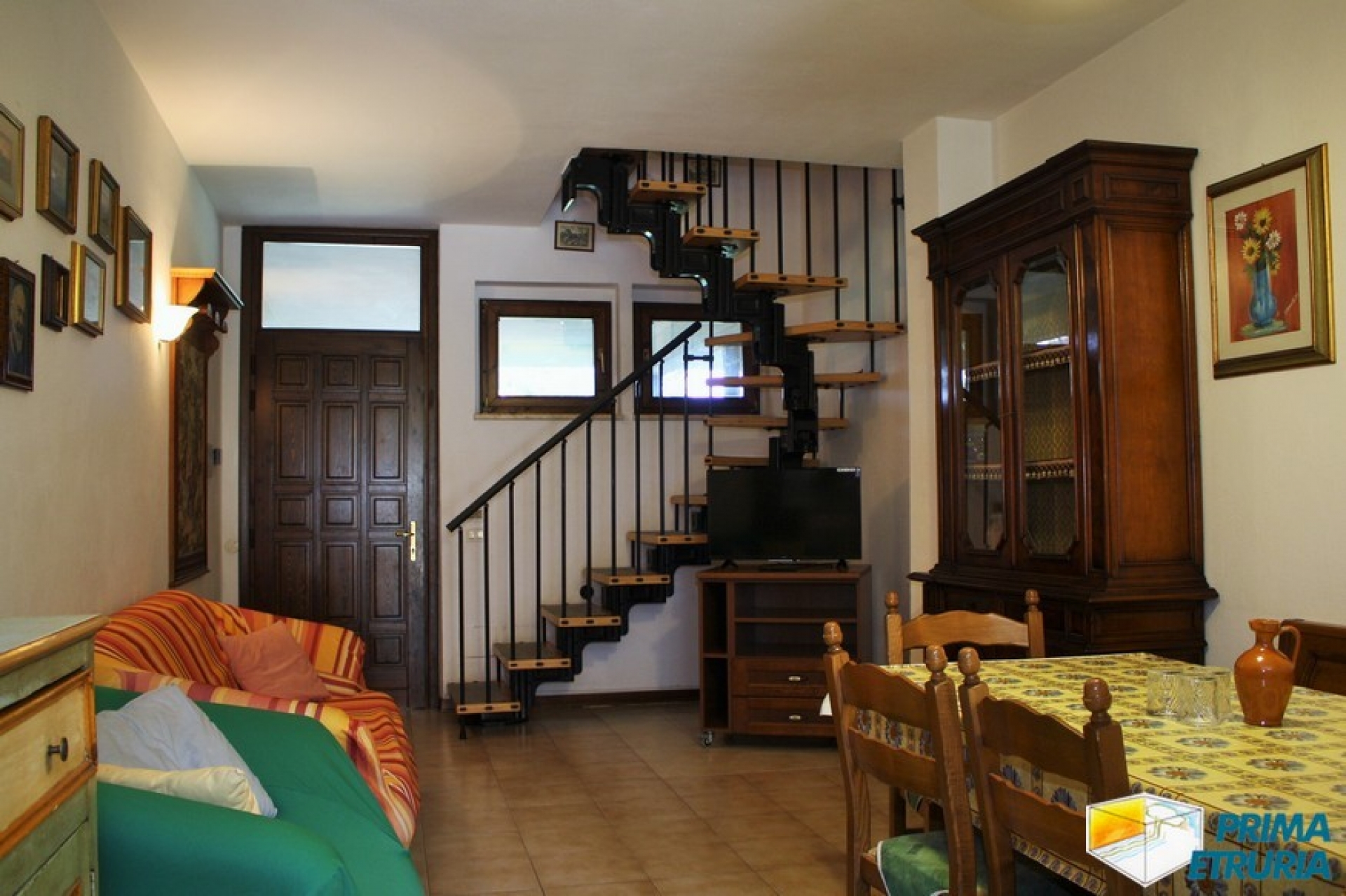 VENDESI AMPIO TRE CAMERE CON INGRESSO INDIPENDENTE - ZONA TOMBOLO -
