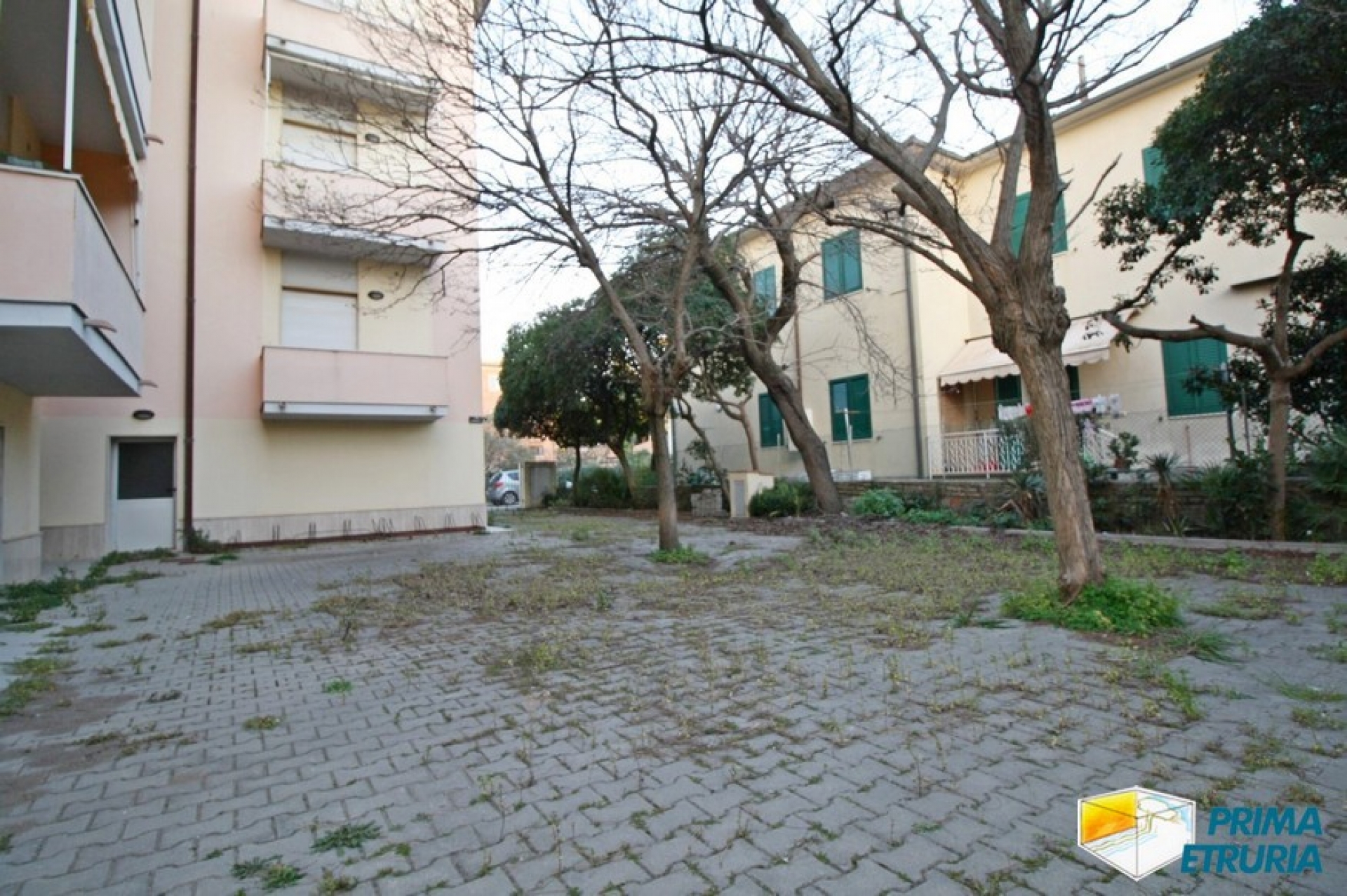 QUADRILOCALE CON POSTO AUTO E MONOLOCALE CONDONATO - ZONA CENTRO - 