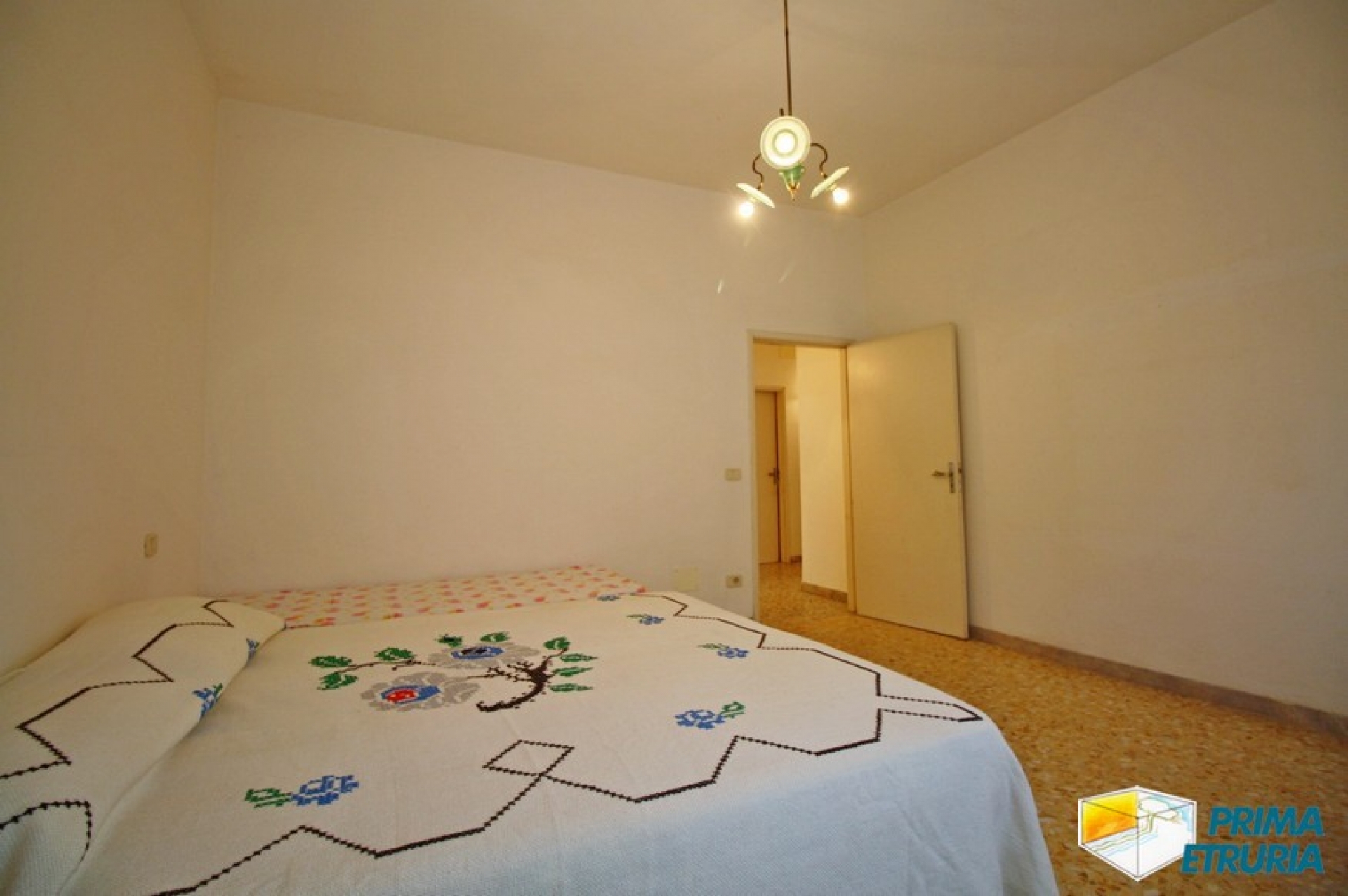QUADRILOCALE CON POSTO AUTO E MONOLOCALE CONDONATO - ZONA CENTRO - 