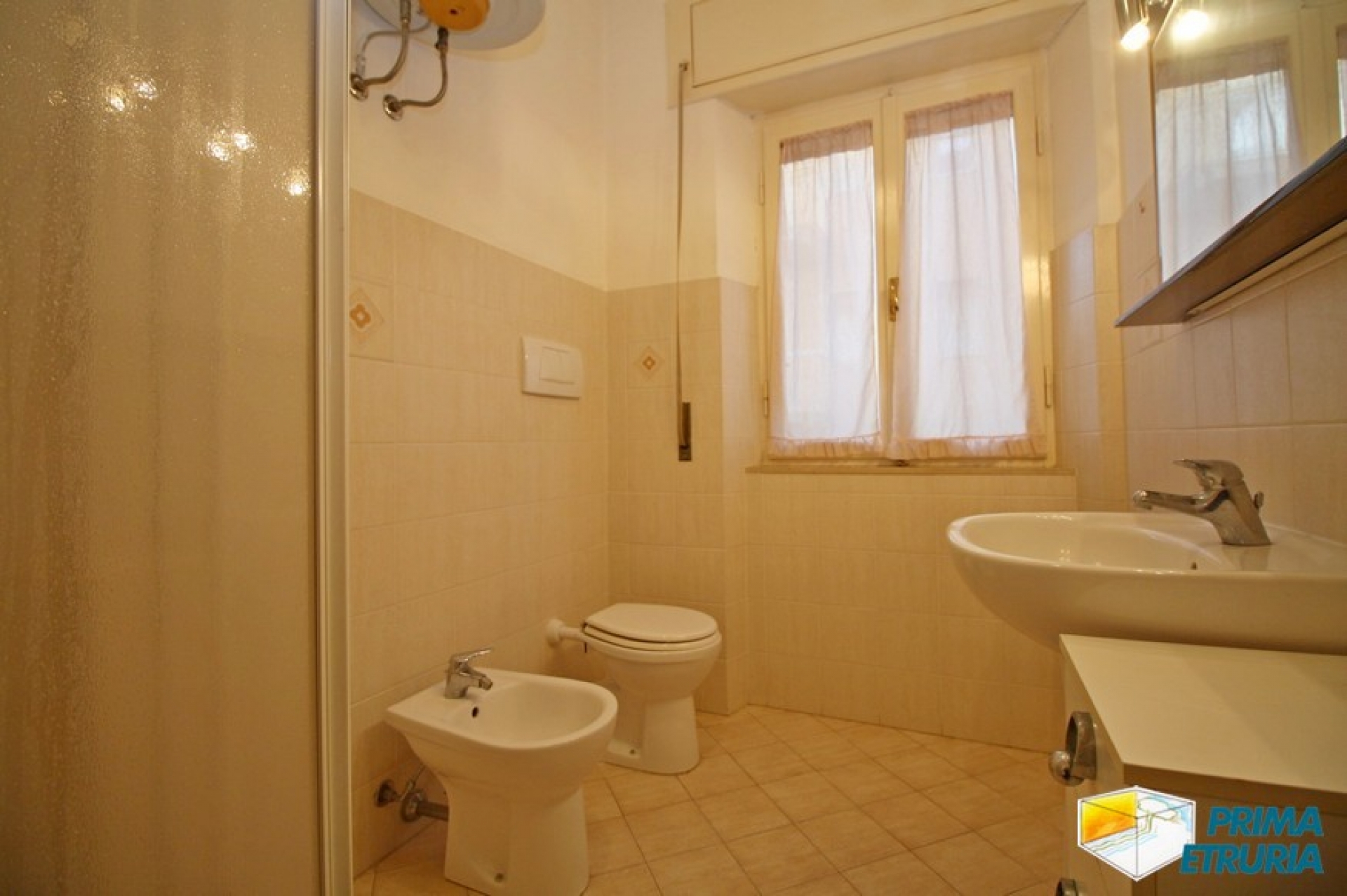 QUADRILOCALE CON POSTO AUTO E MONOLOCALE CONDONATO - ZONA CENTRO - 