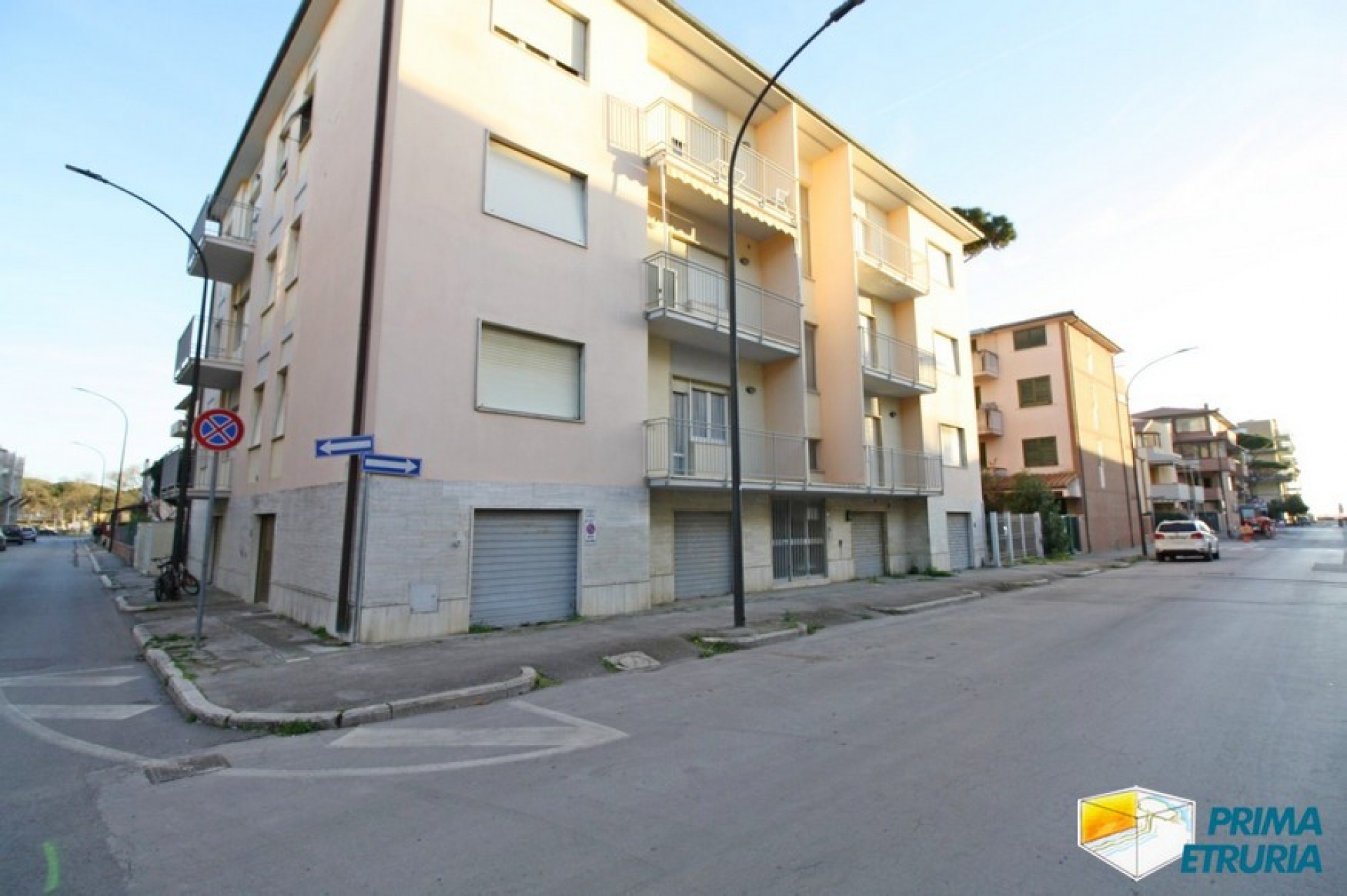 QUADRILOCALE CON POSTO AUTO E MONOLOCALE CONDONATO - ZONA CENTRO - 