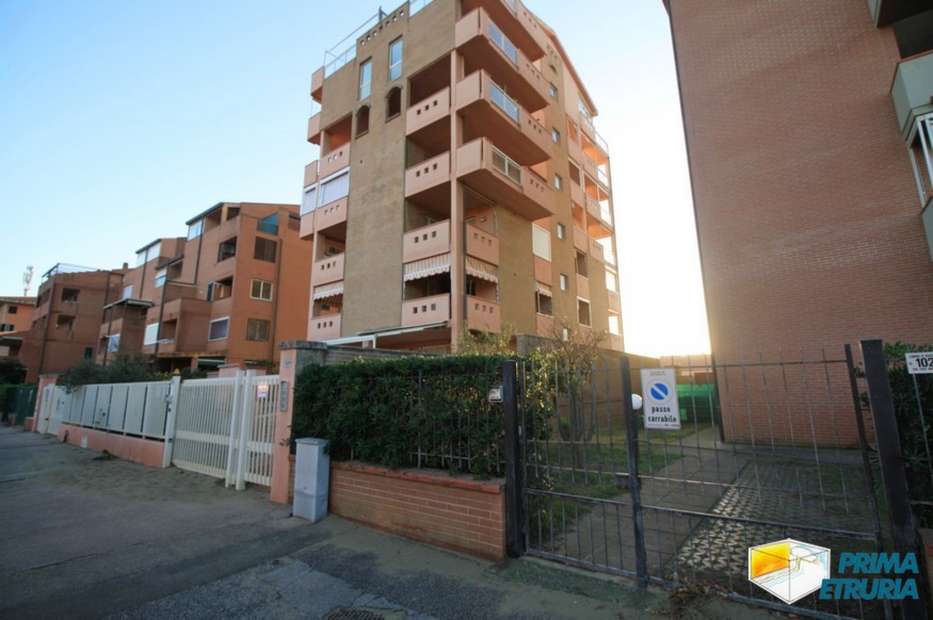 TRILOCALE CON BELLISSIMA VISTA LATERALE SUL MARE - ZONA CENTRO -