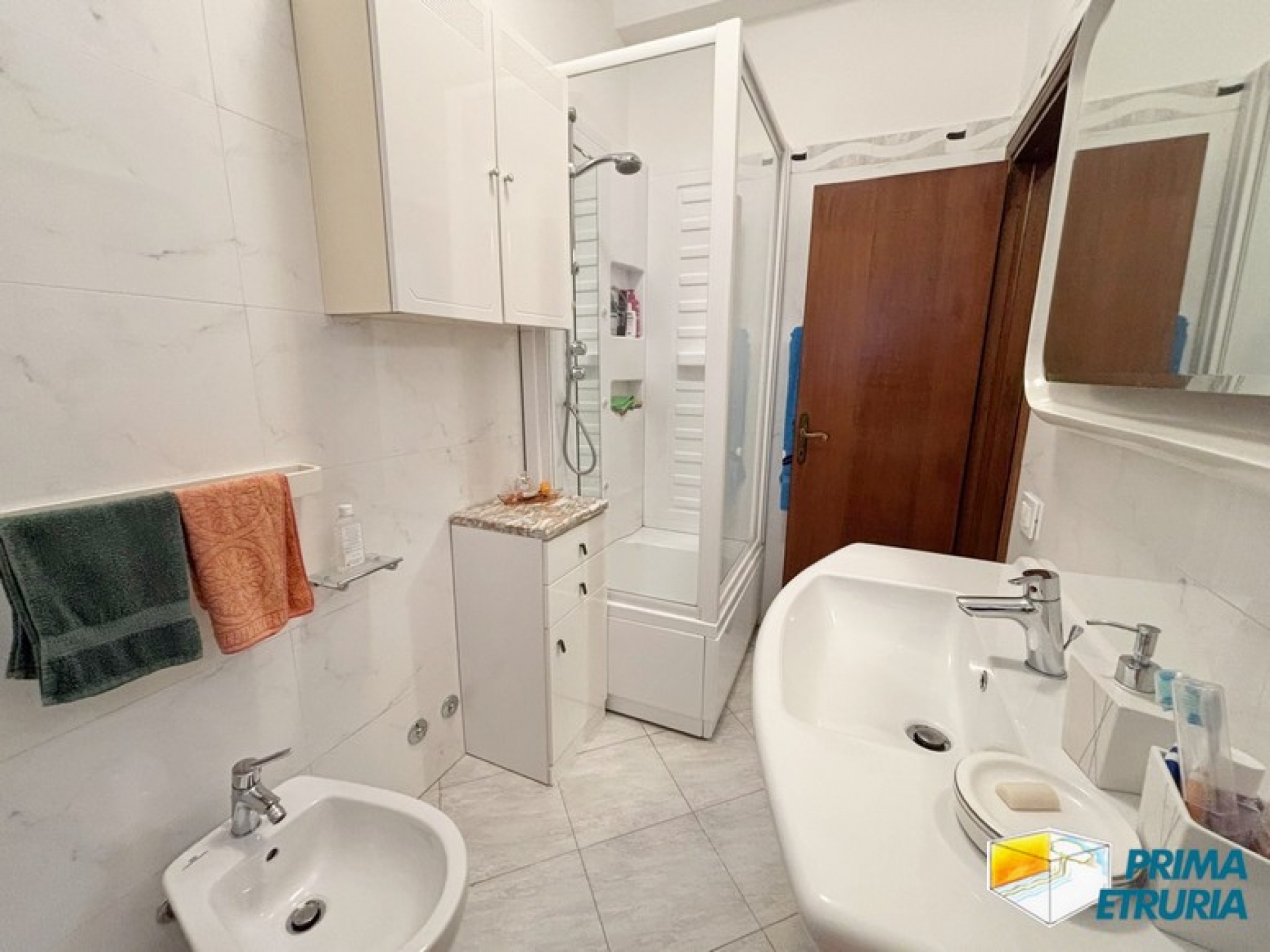 Eleganza e Comfort: Villa Trifamiliare Vicino alla Spiaggia - ZONA ROSMARINA -