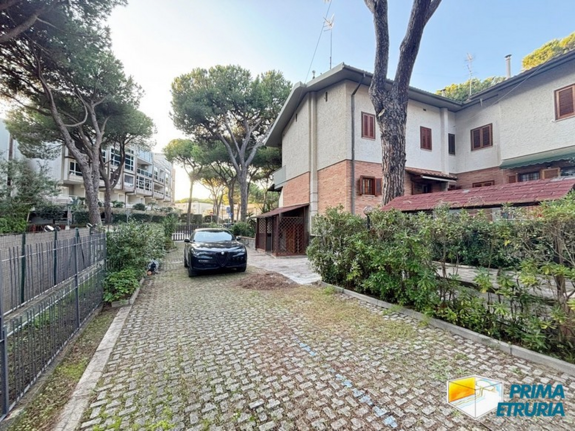 Eleganza e Comfort: Villa Trifamiliare Vicino alla Spiaggia - ZONA ROSMARINA -