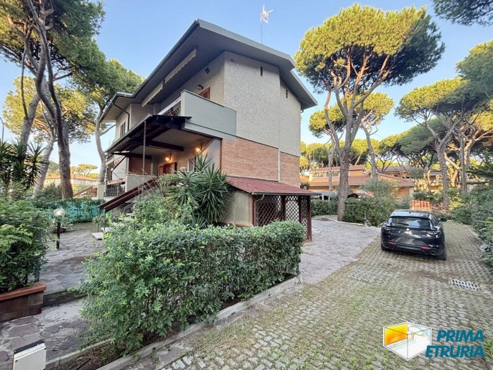 Eleganza e Comfort: Villa Trifamiliare Vicino alla Spiaggia - ZONA ROSMARINA -