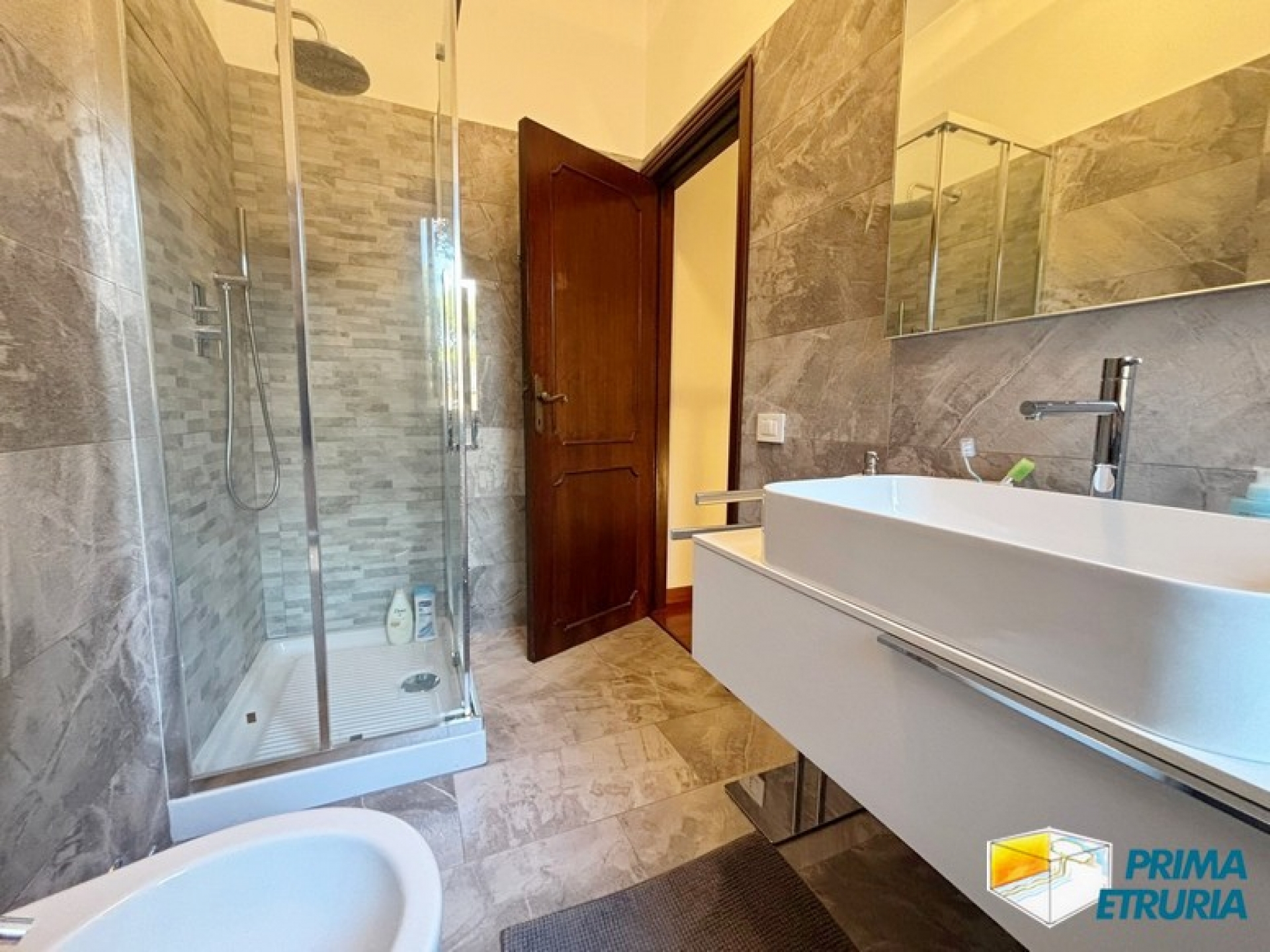 Eleganza e Comfort: Villa Trifamiliare Vicino alla Spiaggia - ZONA ROSMARINA -