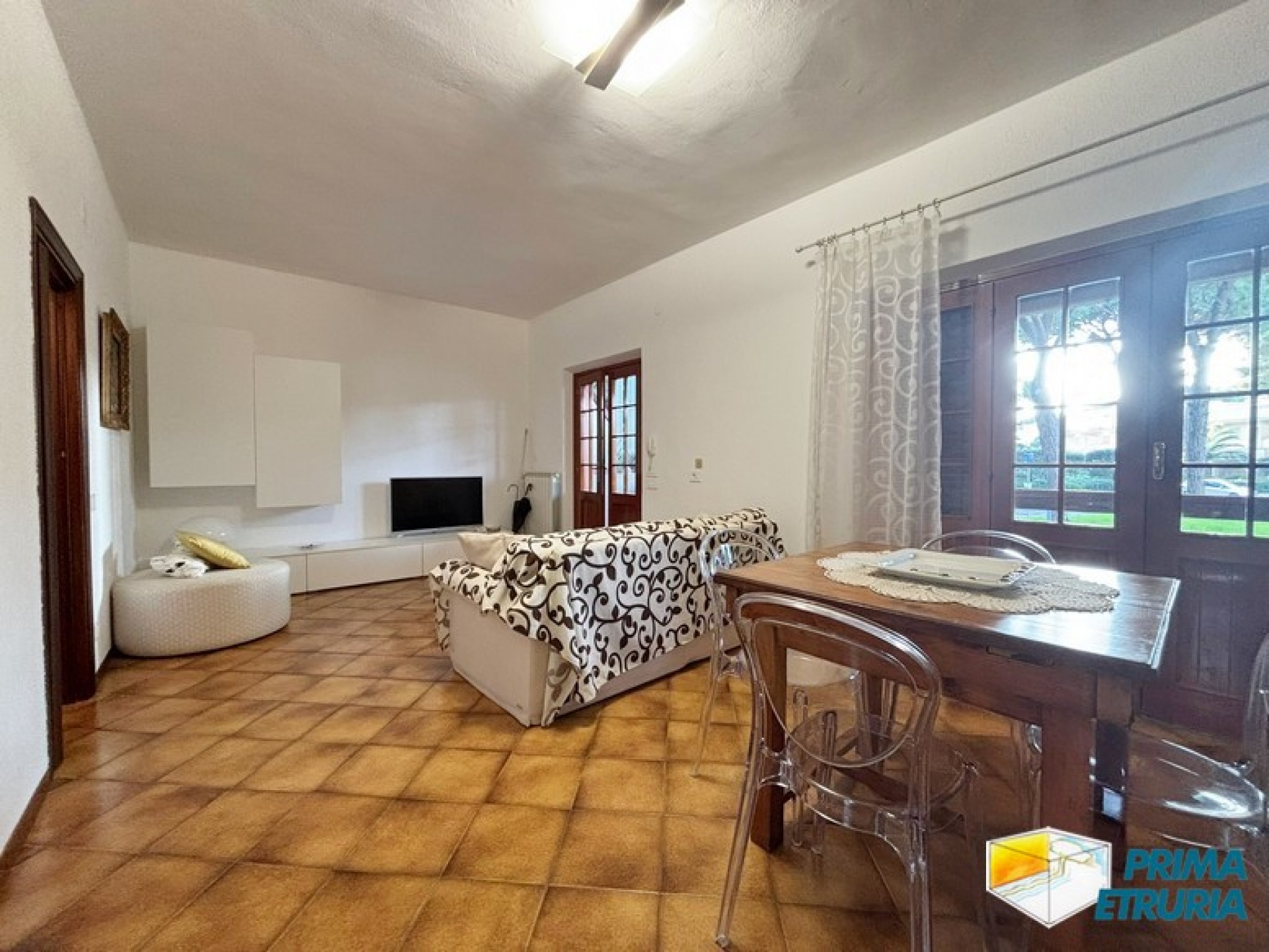 Eleganza e Comfort: Villa Trifamiliare Vicino alla Spiaggia - ZONA ROSMARINA -