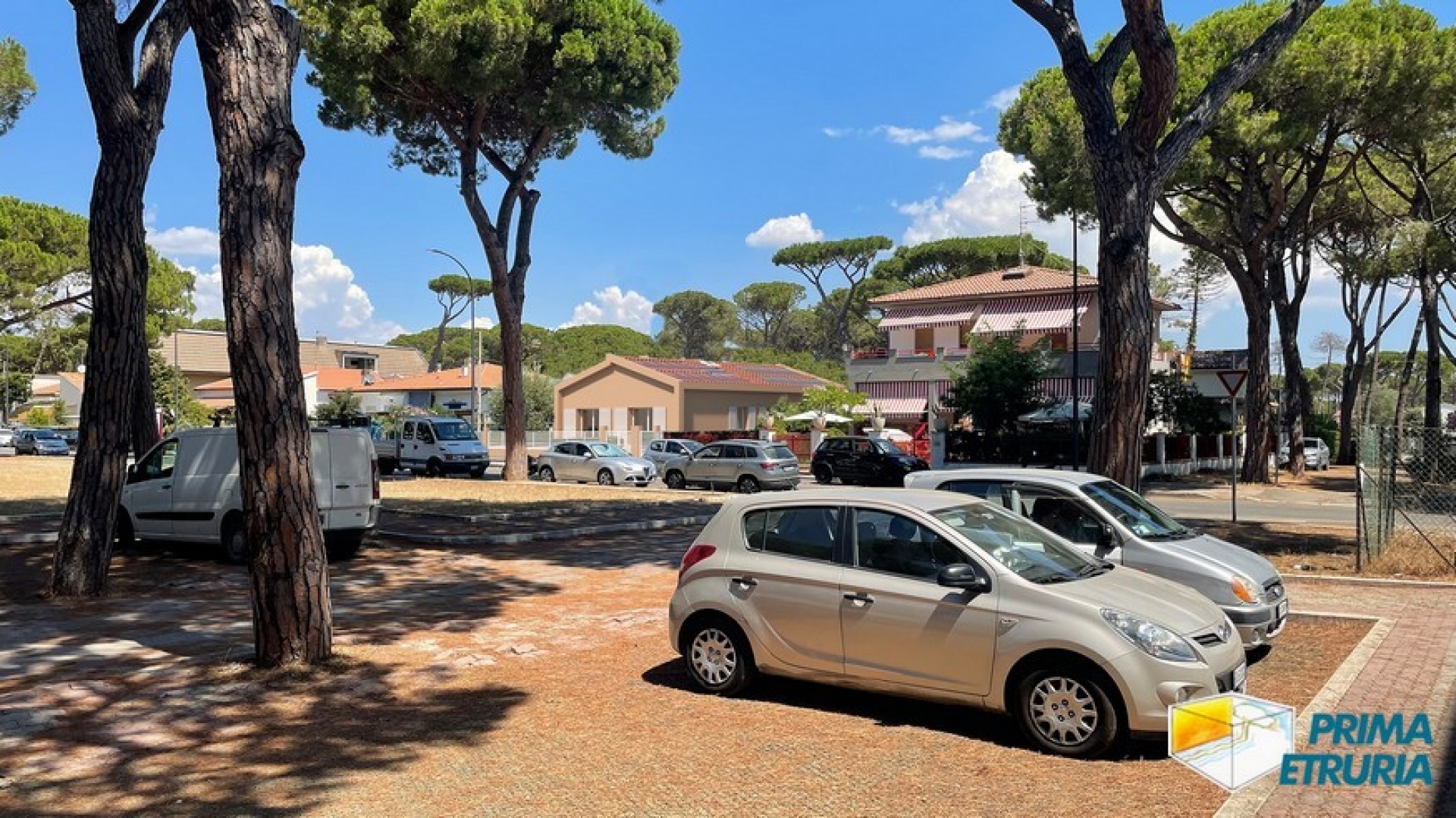 In fase di completa ristrutturazione, porzione di trifamiliare con giardino a due passi dal mare - ZONA TOMBOLO -