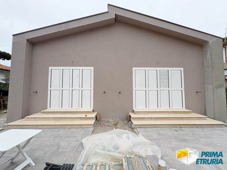 In fase di completa ristrutturazione, porzione di trifamiliare con giardino a due passi dal mare - ZONA TOMBOLO -