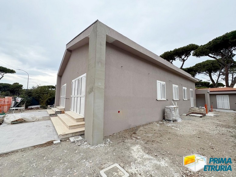 In fase di completa ristrutturazione, porzione di trifamiliare con giardino a due passi dal mare - ZONA TOMBOLO -