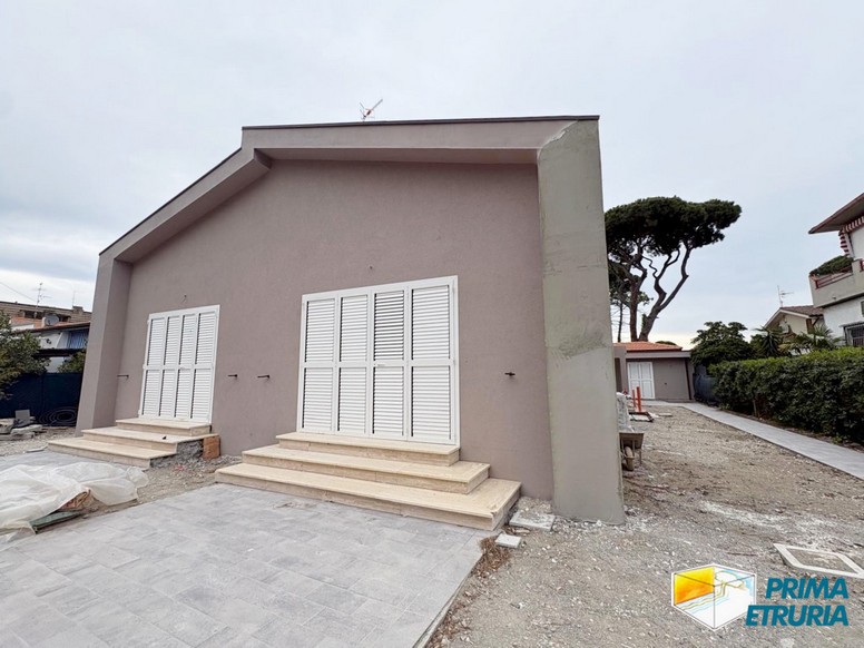 In fase di completa ristrutturazione, porzione di trifamiliare con giardino a due passi dal mare - ZONA TOMBOLO -