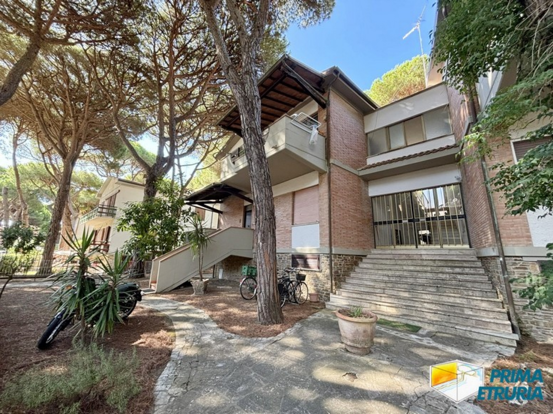 Luminoso trilocale con splendida terrazza nella pineta di Rosmarina - ZONA ROSMARINA -