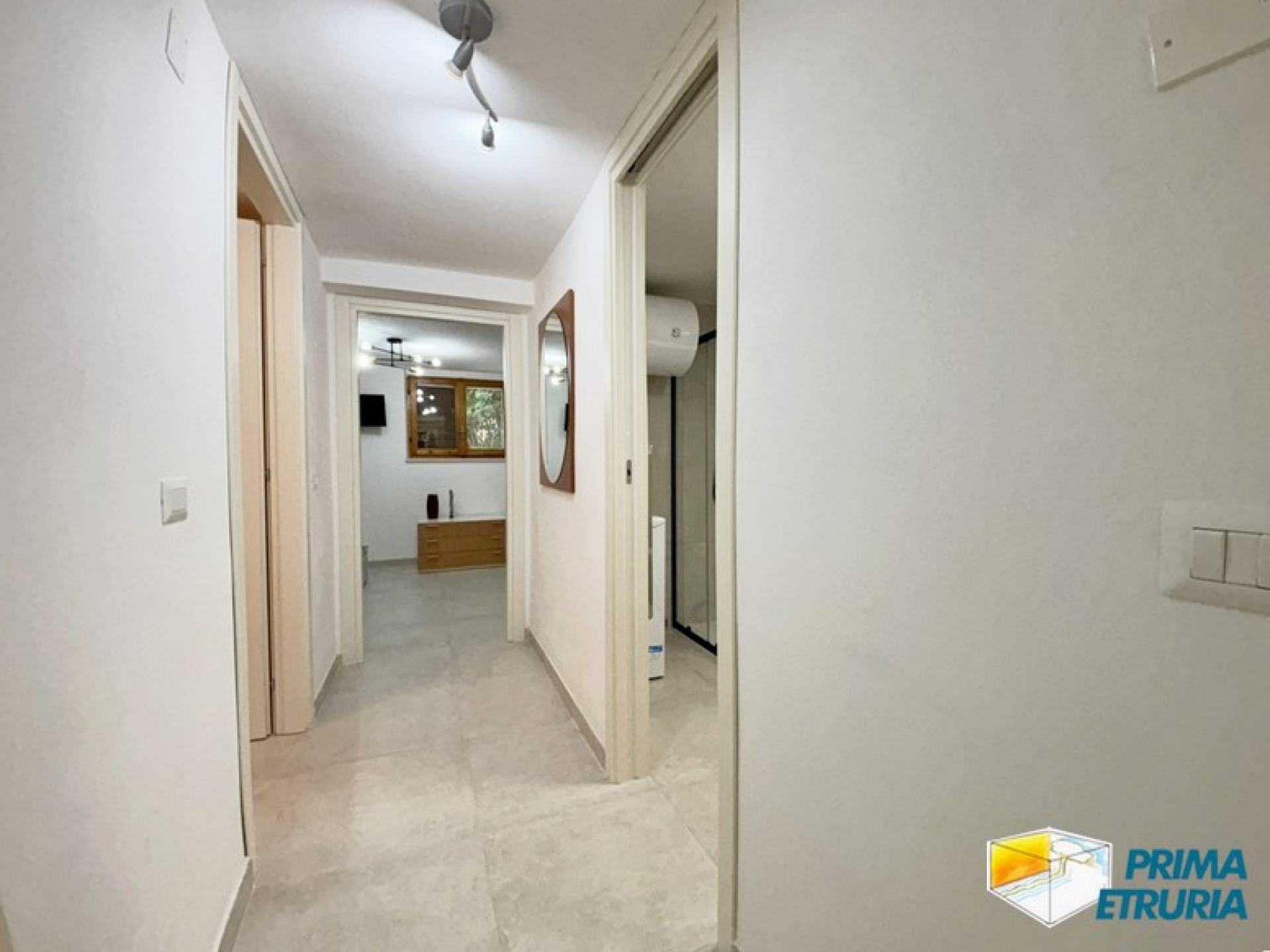 Trilocale rinnovato con giardino privato immerso nella pineta - ZONA CENTRO -