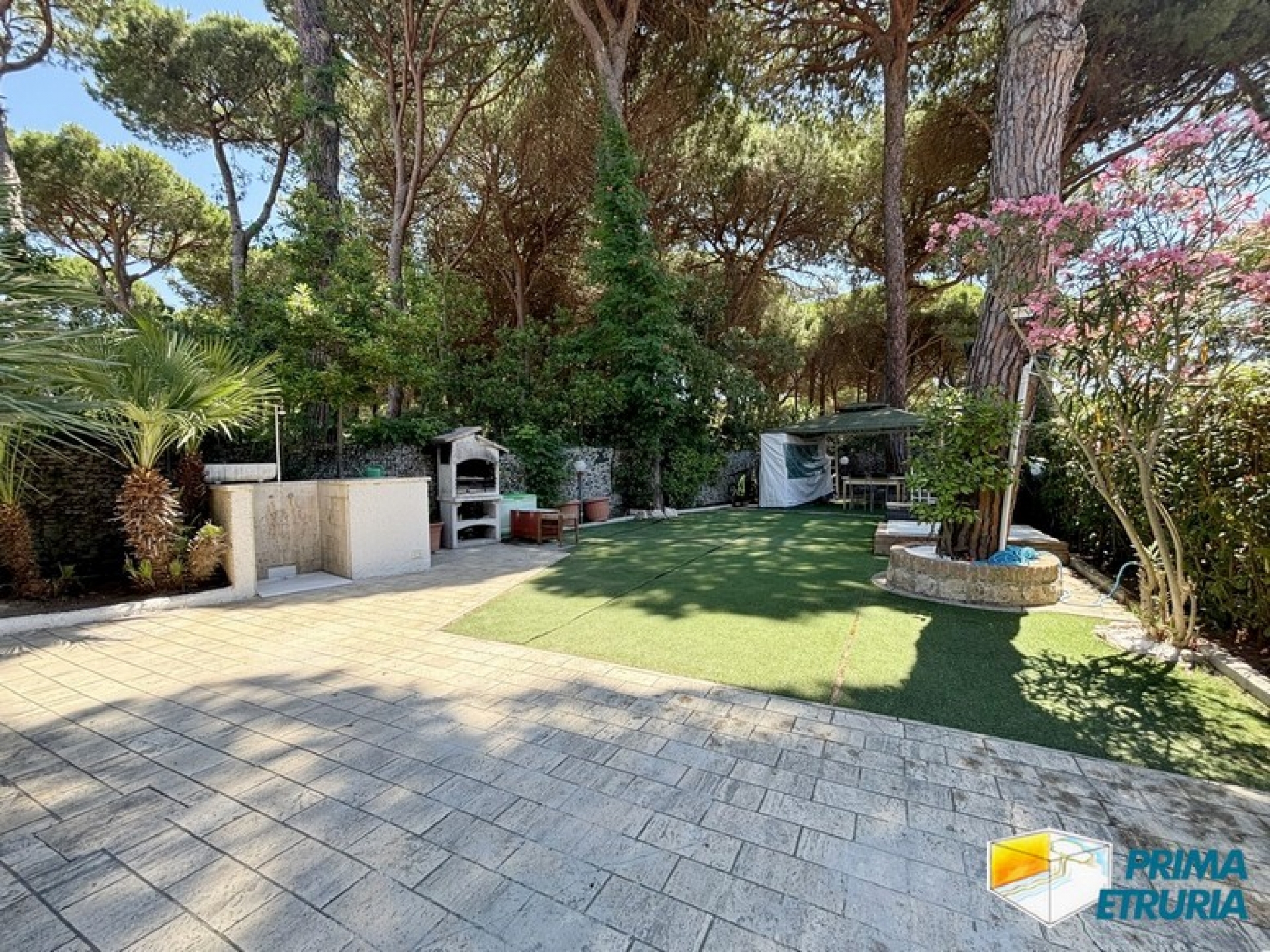 Trilocale rinnovato con giardino privato immerso nella pineta - ZONA CENTRO -