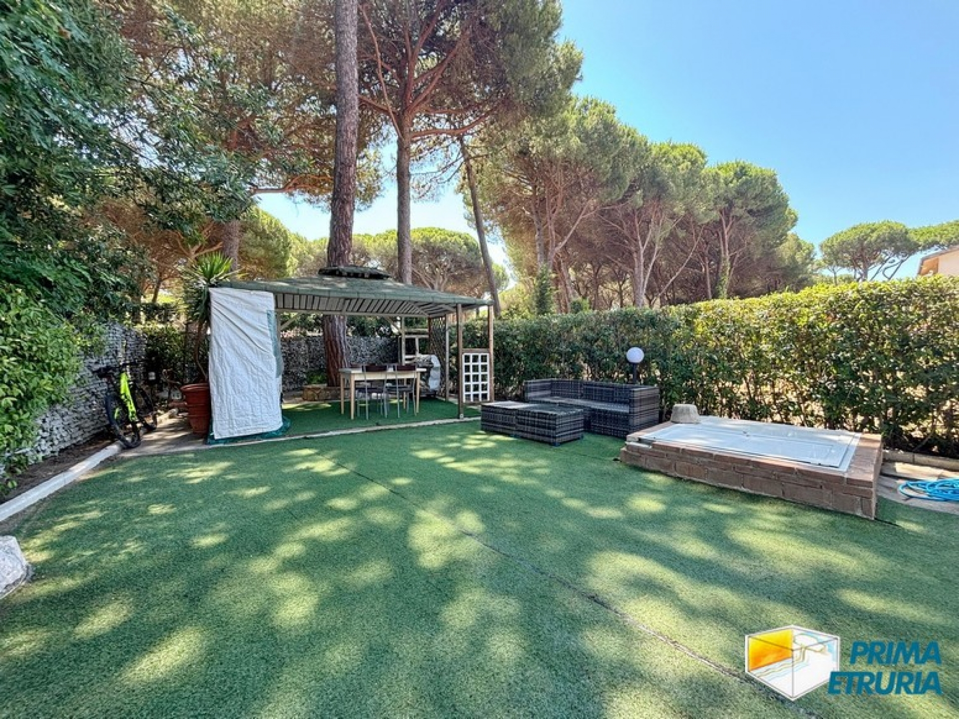 Trilocale rinnovato con giardino privato immerso nella pineta - ZONA CENTRO -