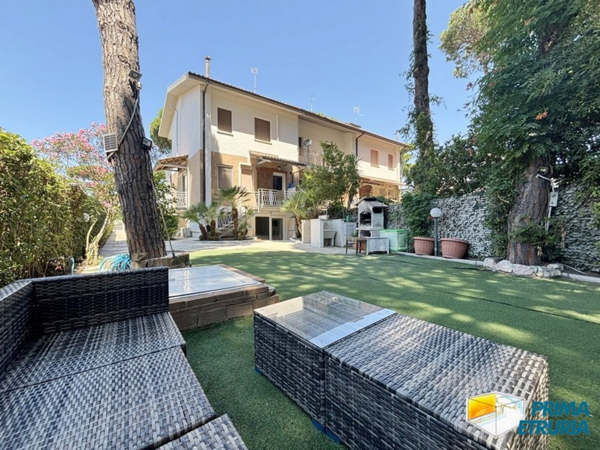 Trilocale rinnovato con giardino privato immerso nella pineta - ZONA CENTRO -