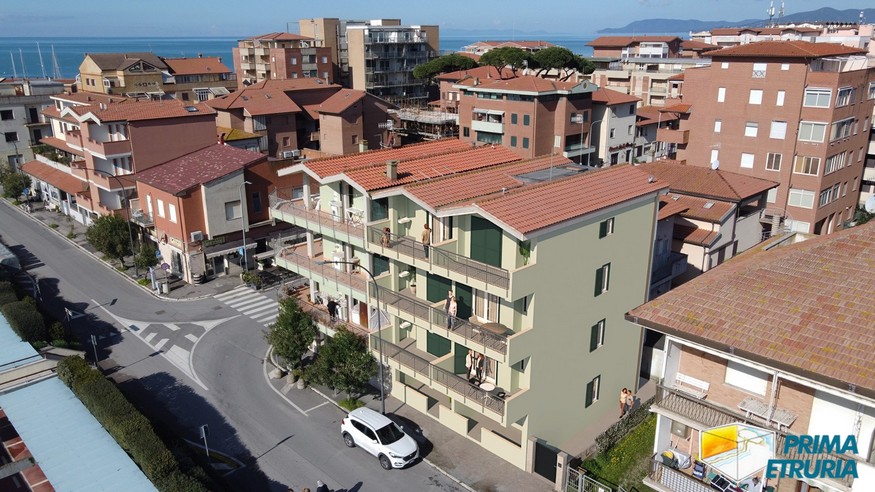 Monolocale con ingresso indipendente e portico affacciato sul porto – ZONA CENTRO -