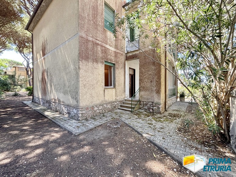 Trilocale con grande giardino privato a meno di 200 metri dal mare - ZONA ROSMARINA -