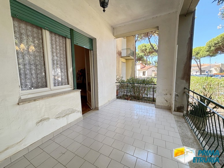 Trilocale con grande giardino privato a meno di 200 metri dal mare - ZONA ROSMARINA -