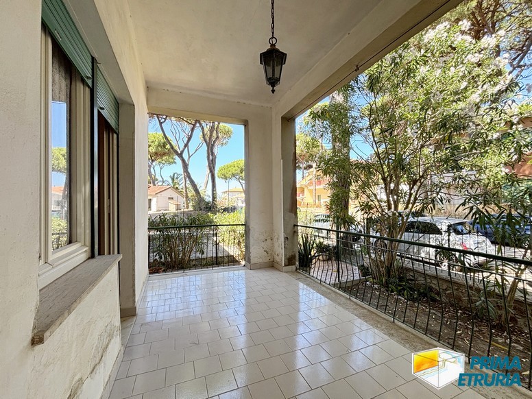 Trilocale con grande giardino privato a meno di 200 metri dal mare - ZONA ROSMARINA -