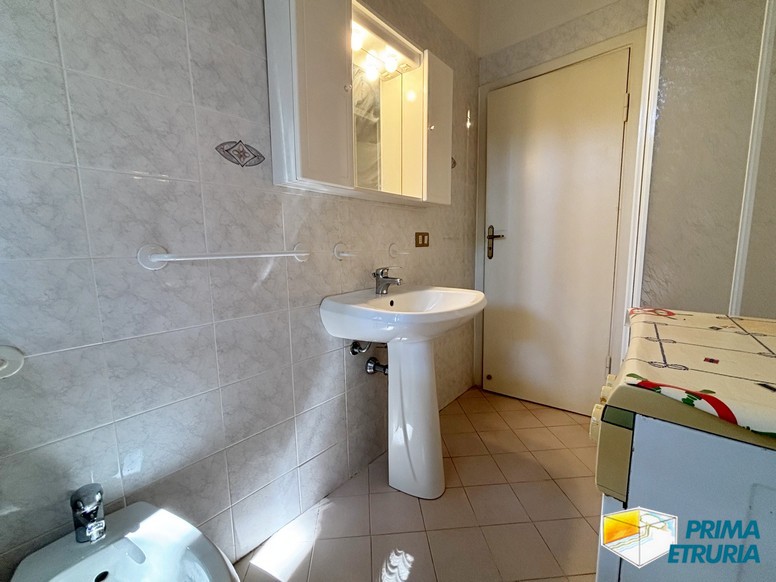 Trilocale con grande giardino privato a meno di 200 metri dal mare - ZONA ROSMARINA -