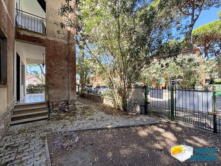 Trilocale con grande giardino privato a meno di 200 metri dal mare - ZONA ROSMARINA -
