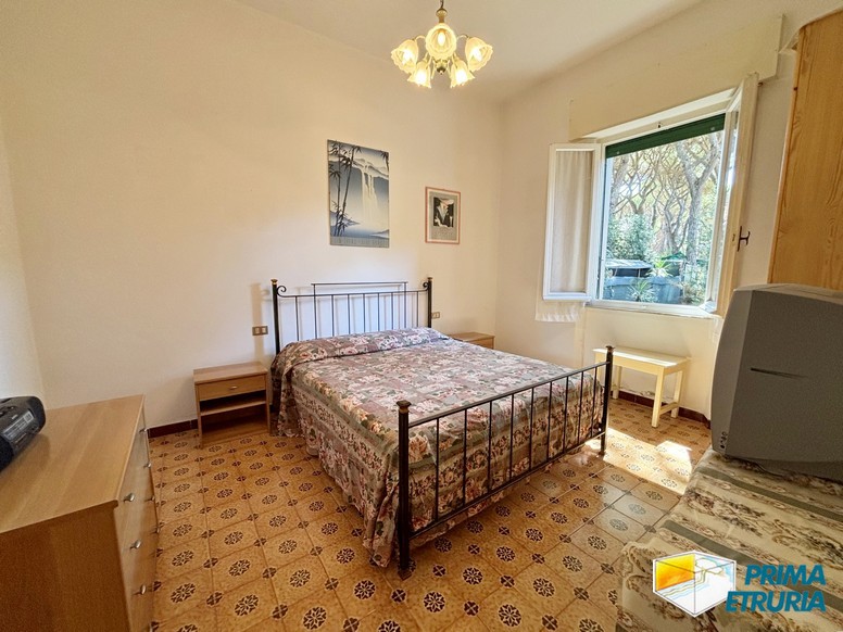 Trilocale con grande giardino privato a meno di 200 metri dal mare - ZONA ROSMARINA -