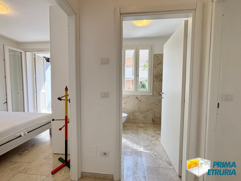 Trilocale con terrazza immerso nella pineta - ZONA ROSMARINA -