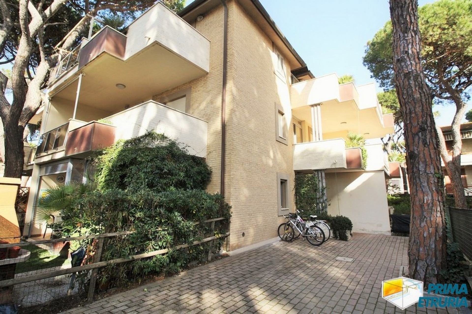 Moderno bilocale con giardino privato a 100 metri dal mare in zona Rosmarina