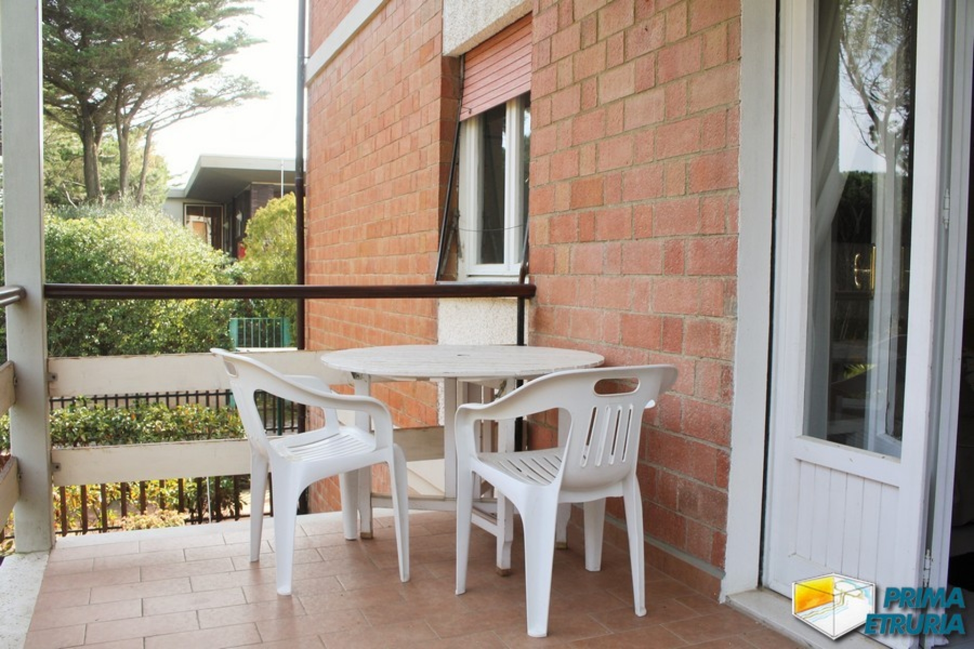 VENDESI APPARTAMENTO CON CORTE ESCLUSIVA - ZONA ROSMARINA -
