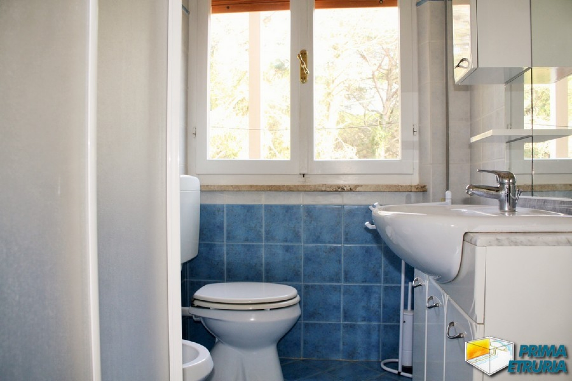 VENDESI APPARTAMENTO CON CORTE ESCLUSIVA - ZONA ROSMARINA -
