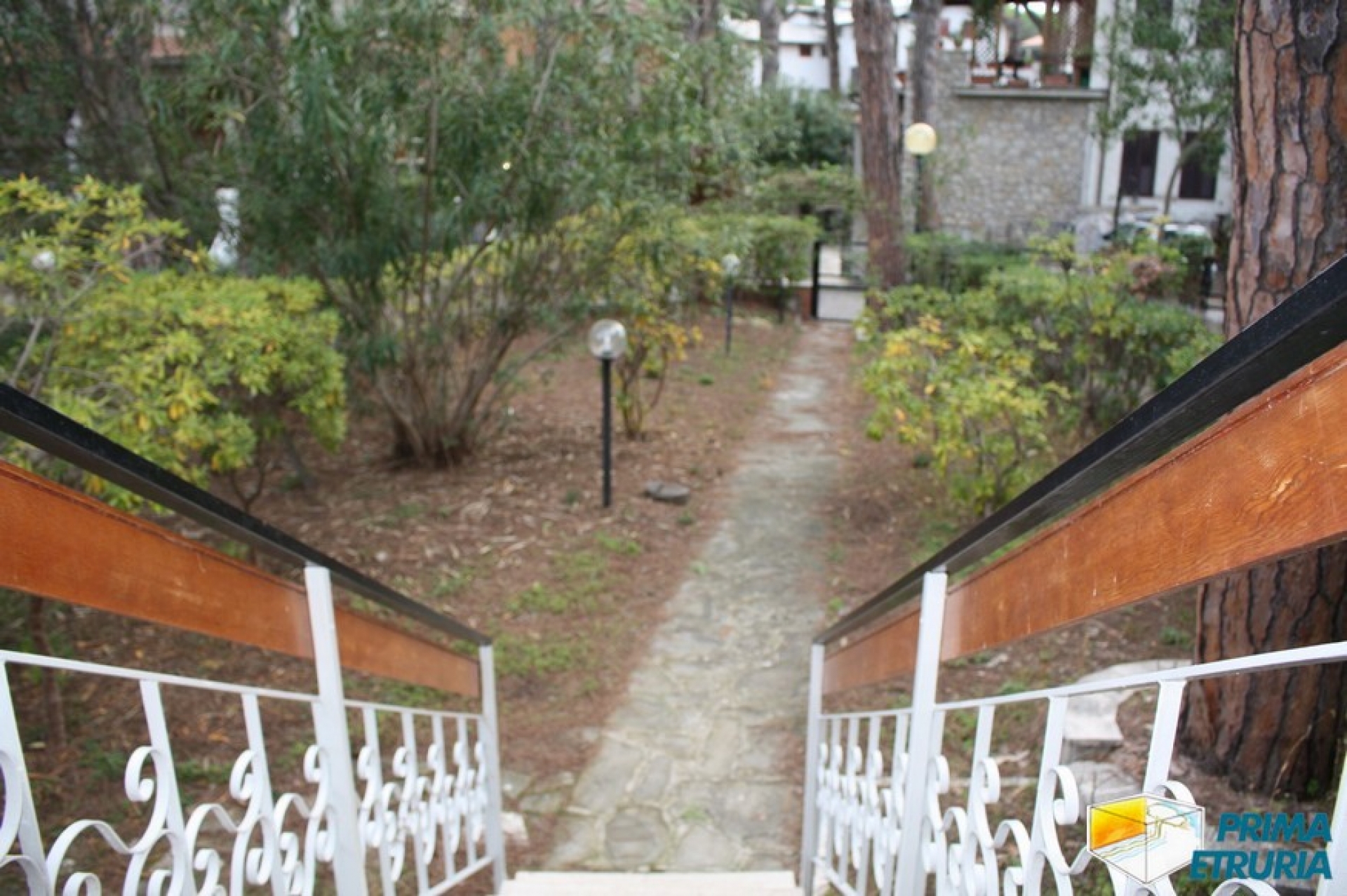 VENDESI TRILOCALE CON GIARDINO - ZONA ROSMARINA -