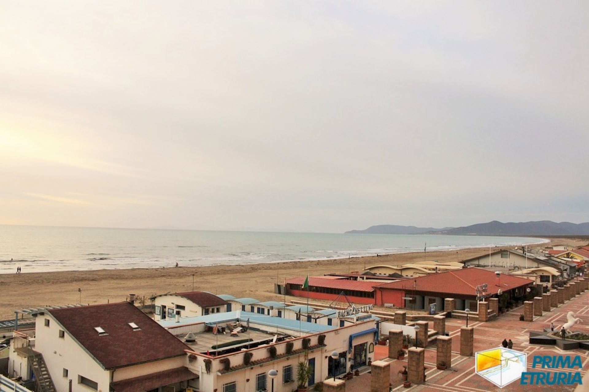 VENDESI TRILOCALE FRONTE MARE - ZONA CENTRALE -