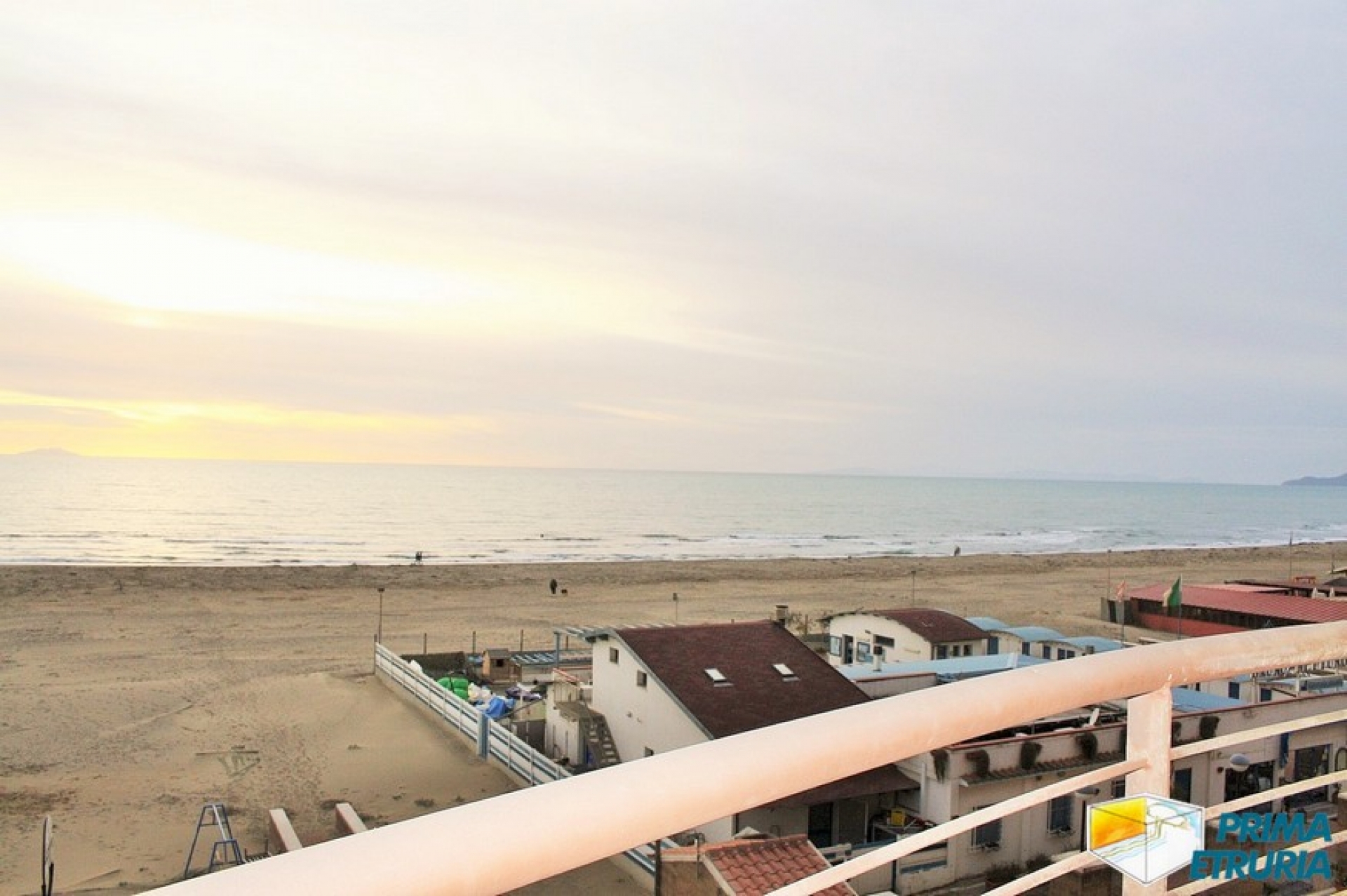 VENDESI TRILOCALE FRONTE MARE - ZONA CENTRALE -